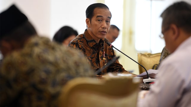 Presiden Joko Widodo memimpin rapat terbatas di Istana Bogor. Foto: ANTARA FOTO/Wahyu Putro A