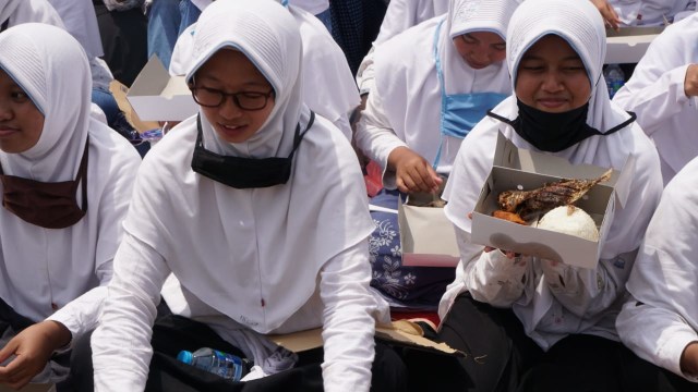Suasana makan ikan di Pondok Pesantren Nurul Jadid, Jumat (2/11/2018). (Foto: Fitra Andrianto/kumparan)