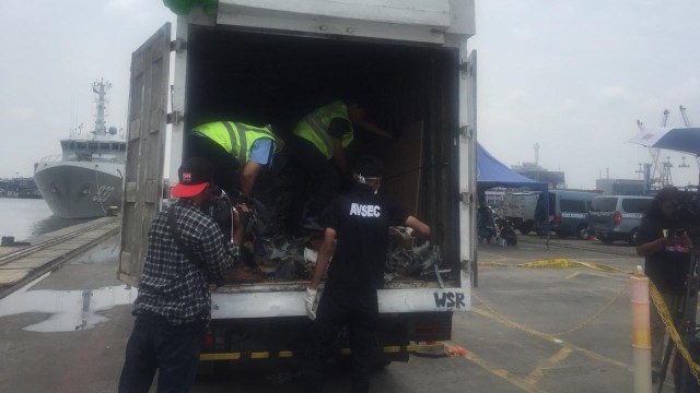 Basarnas serahkan barang barang, puing-puing  Lion Air JT 610 ke KNKT, Jumat (2/11/2018). (Foto: Soejono Eben/kumparan)