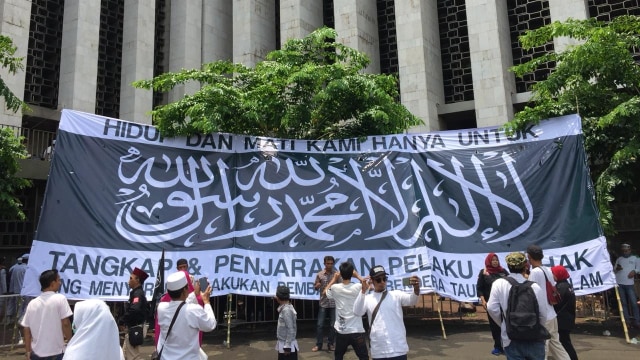Massa aksi bela Tauhid berkumpul di Masjid Istiqlal, Jumat (2/11/2018). (Foto: Darin Atiandina/kumparan)