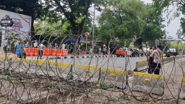 Jalan Medan Merdeka Barat sudah dipasang barrier dan ditutup. (Foto: Fadjar Hadi/kumparan)