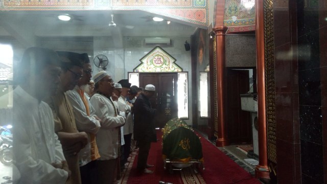 Jenazah George Taka disalatkan. (Foto: Ainul Qalbi/kumparan)