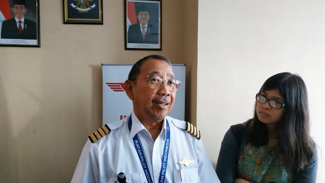 Captain Yusni Maryam Chairman II di konferensi pers Ikatan Pilot Indonesia terkait kecelakaan pesawat Lion Air JT-610 PK-LQP. (Foto: Maulana Ramadhan/kumparan)