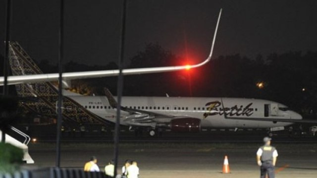 Pesawat Batik Air dengan nomor registrasi PK-LBS terparkir usai alami tabrakan dengan Trans Nusa di Bandara Halim Perdanakusuma, Jakarta, Senin (4/4/2016) malam. (Foto: ANTARA FOTO/Sigid Kurniawan)