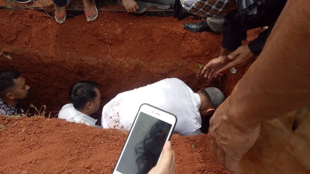 Suasana pemakaman George Taka. (Foto: Ainul Qalbi/kumparan)