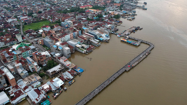 Bangunan pertokoan dan rumah penduduk memadati kawasan pesisir timur Provinsi Jambi di Kuala Tungkal, Tanjungjabung Barat, Jambi. Foto: ANTARA FOTO/Wahdi Septiawan