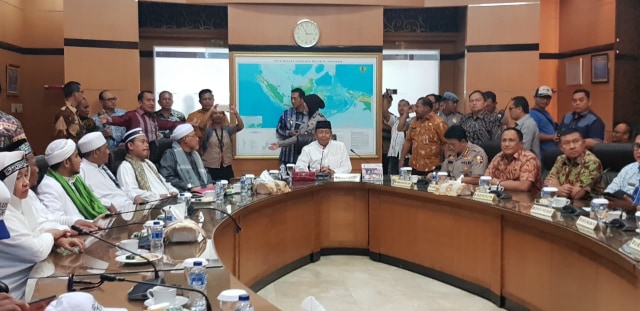 Wiranto terima 10 perwakilan massa aksi bela tauhid di kantor menkopolhukam (Foto: Fadjar Hadi/kumparan)