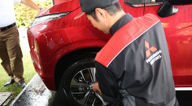 Teknisi dari Jepang melakukan pengecekan terhadap Mitsubishi Xpander (Foto: dok. PT MMKSI)