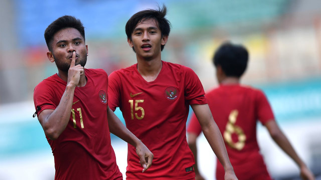 Pemain Timnas Indonesia U19 Saddil Ramdani (kiri) melakukan selebrasi usai mencetak gol. (Foto: ANTARA FOTO/Sigid Kurniawan)
