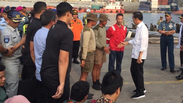 Presiden Jokowi meninjau evakuasi Lion Air di JICT, Jumat (2/11/2018). (Foto: Jihad Akbar/kumparan)