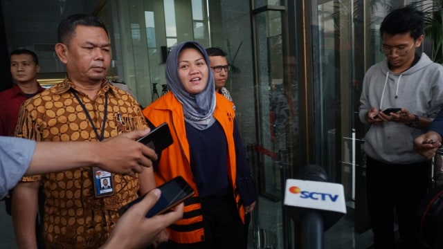 Bupati Bekasi nonaktif Neneng Hasanah usai menjalani pemeriksaan di Gedung KPK, Jakarta, Jumat (2/11/2018). (Foto: Fanny Kusumawardhani/kumparan)