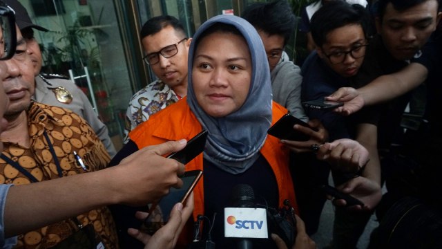 Bupati Bekasi nonaktif Neneng Hasanah usai menjalani pemeriksaan di Gedung KPK, Jakarta, Jumat (2/11/2018). (Foto: Fanny Kusumawardhani/kumparan)
