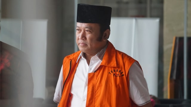 Bupati Lampung Selatan nonaktif Zainudin Hasan usai menjalani pemeriksaan di Gedung KPK, Jakarta, Jumat (2/11/2018). (Foto: Fanny Kusumawardhani/kumparan)