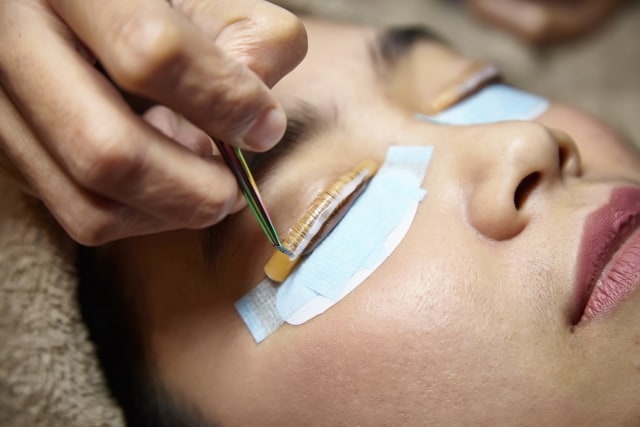Proses perawatan lash lifting sebagai opsi selain eyelash extension. (Foto: dok. Everlash Lash Expert)