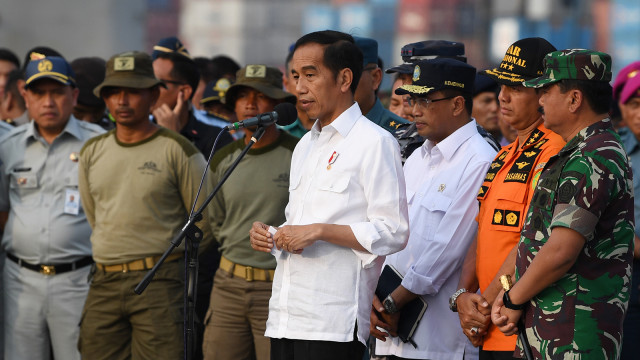 Presiden Joko Widodo memberikan keterangan pers ketika mengunjungi posko evakuasi pesawat Lion JT 610 di Dermaga JICT 2. (Foto: ANTARA FOTO/Wahyu Putro A)
