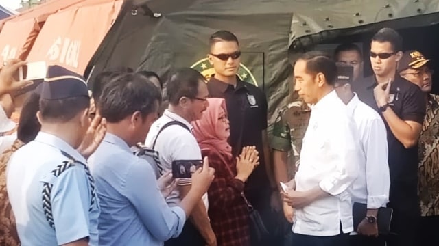 Santi, keluarga korban pesawat Lion Air JT-610 menangis di depan Presiden Jokowi. (Foto: Dok. Istimewa)