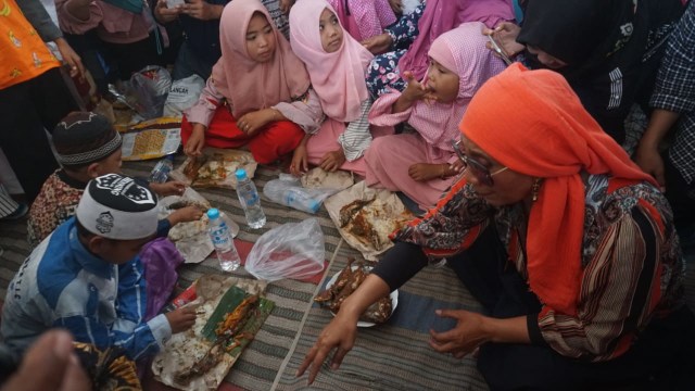 Menteri Kelautan dan Perikanan Susi Pudjiastuti makan bersama peserta makan ikan bareng di Situbondo, Jawa Timur, Sabtu (3/11/2018). (Foto: Fitra Andrianto/kumparan)
