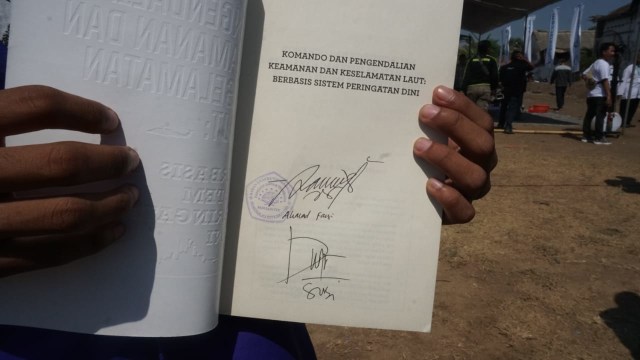 Tanda tangan Menteri Susi Pudjiastuti di buku Ahmad Fauzi. (Foto: Fitra Andrianto/kumparan)