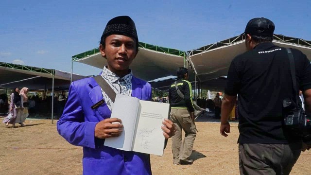 Ahmad Fauzi (20) peserta yang mendapat tanda tangan Menteri Susi Pudjiastuti. (Foto: Fitra Andrianto/kumparan)