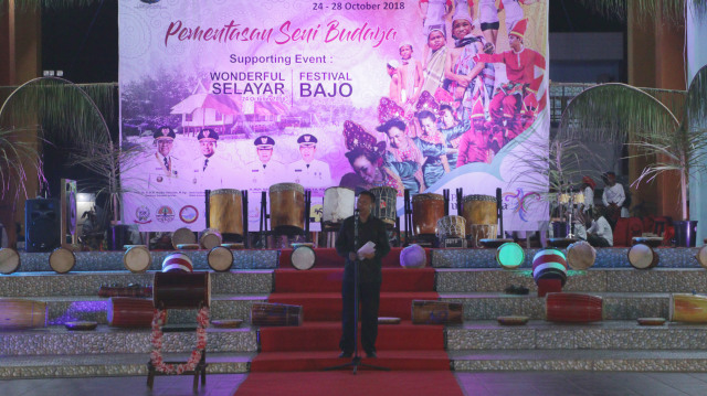 M. Basli Ali, Bupati Kabupaten Kepulauan Selayar memberikan sambutan di Pembukaan Festival Takabonerate. (Foto: Cornelius Bintang/kumparan)