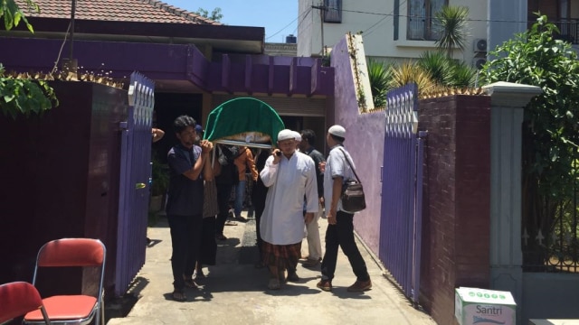 Jenazah Syachrul Idrus saat dibawa ke Masjid Jami' Makkah Bendul Merisi Tengah untuk disalatkan. (Foto: Nuryatin Phaksy Sukowati/kumparan)