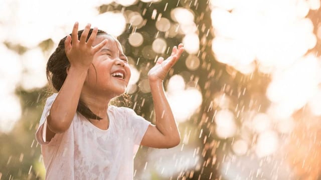 Bolehkah Anak Bermain Hujan-hujanan?