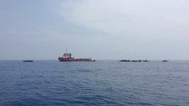 Kapal Victory di kelilingi kapal penyelam di Situasi di Titik ditemukan Bangkai Lion Air. (Foto: Ricad Saka/kumparan)