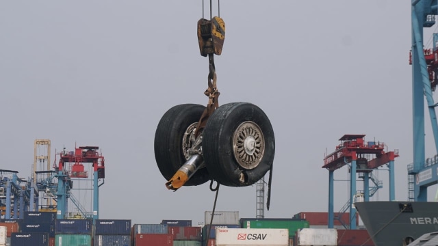 Roda pesawat Lion Air JT-610 tiba di JICT, Sabtu (3/11/2018). (Foto: Fanny Kusumawardhani/kumparan)