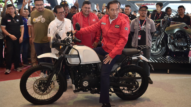 Presiden Joko Widodo (tengah) mencoba motor Royal Enfield saat mengunjungi Indonesia Motorcycle Show (IMOS) 2018. (Foto: ANTARA FOTO/Puspa Perwitasari)