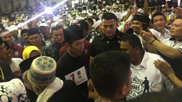 Presiden Joko Widodo hadiri acara deklrasi dukungan tokoh masyarakat, pendekar, dan relawan Banten bersatu kepada Jokowi-Ma’ruf Amin, Sabtu (3/11/2018). (Foto: Ricad Saka/kumparan)