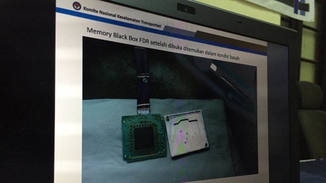 Foto memory Black Box FDR yang sudah ditemukan dalam kondisi basah. (Foto: Ferry Fadhlurrahman/kumparan)