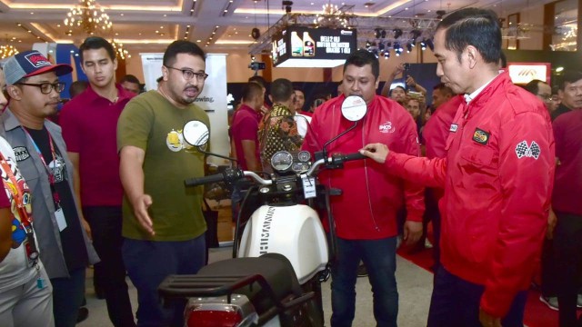 Presiden Joko Widodo melihat salah satu motor yang ada di Indonesia Motorcycle Show (IMOS) 2018. (Foto: Muchlis Jr/Biro Pers Setpres)