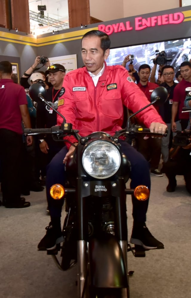 Presiden Joko Widodo mencoba motor Royal Enfield saat mengunjungi Indonesia Motorcycle Show (IMOS) 2018. (Foto: Muchlis Jr/Biro Pers Setpres)