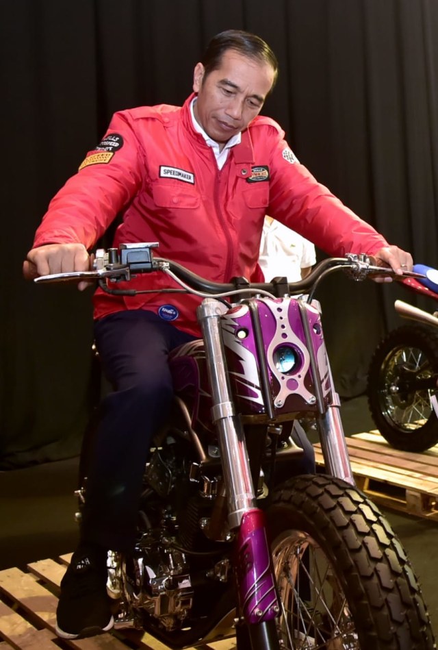 Presiden Joko Widodo mencoba salah satu motor saat mengunjungi Indonesia Motorcycle Show (IMOS) 2018. (Foto: Muchlis Jr/Biro Pers Setpres)