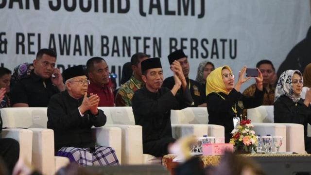 Jokowi-Ma’ruf Amin kenakan pakaian pendekar saat terima dukungan Relawan Banten Bersatu. (Foto: RIcad Saka/kumparan)