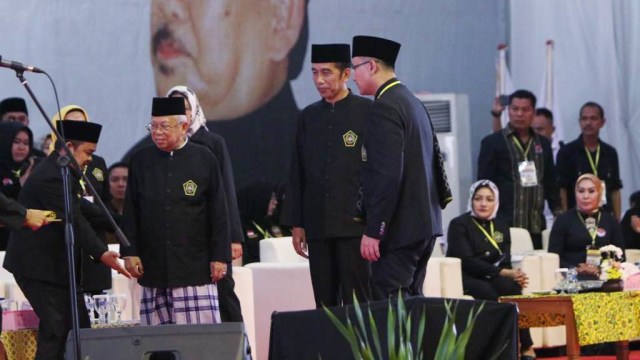 Jokowi-Ma’ruf Amin kenakan pakaian pendekar saat terima dukungan Relawan Banten Bersatu. (Foto: RIcad Saka/kumparan)