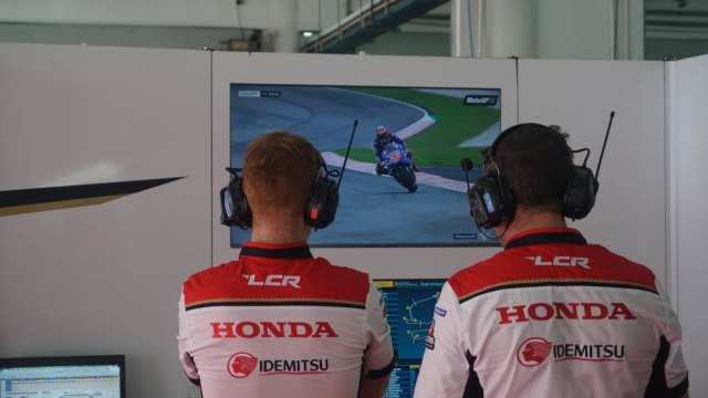 Anggota tim LCR Honda saat para pebalapnya mengarungi latihan bebas ketiga MotoGP Malaysia. (Foto: Anju Christian P. Silaban/kumparan)