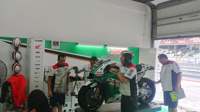 Motor Stefan Bradl ditangani oleh mekanik LCR Honda setelah sang rider merampungkan kualifikasi MotoGP Malaysia. (Foto: Anju Christian P. Silaban/kumparan)