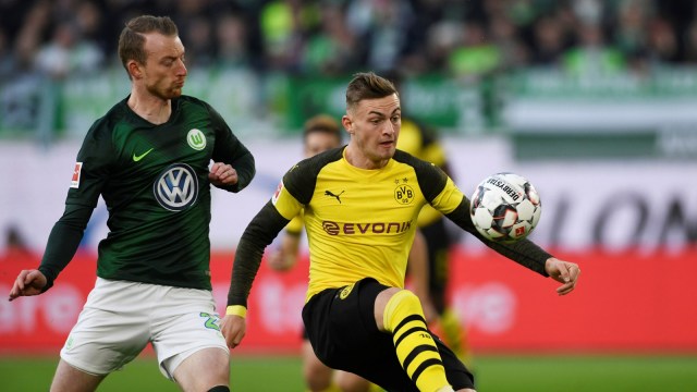 Pemain Dortmund dan Wolfsburg berduel. (Foto: REUTERS/Fabian Bimmer)