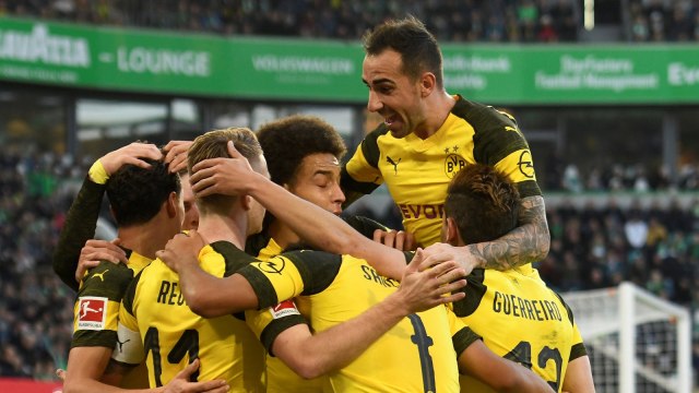 Para pemain Dortmund merayakan gol. (Foto:  REUTERS/Fabian Bimmer)