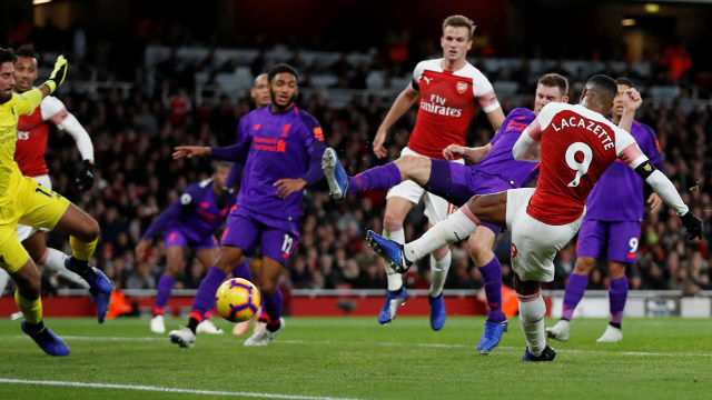 Lacazette jadi pahlawan Arsenal yang menyelamatkan timnya dengan mencetak gol penyama kedudukan di laga vs Liverpool. (Foto:  Reuters/Matthew Childs)