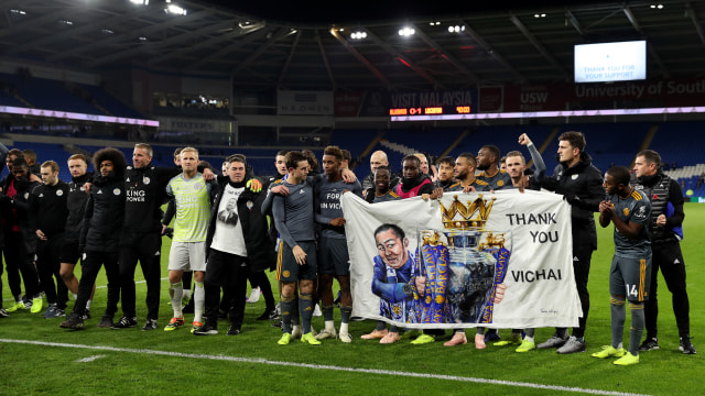 Pemain Leicester memberikan penghormatan kepada mendiang Srivaddhanaprabha di akhir laga melawan Cardiff. (Foto: Richard Heathcote/Getty Images)