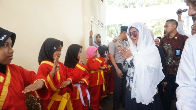 Susi Pudjiastuti mendapatkan salam tapak suci dari santri pondok pesantren S-PEAM, Minggu (4/11/2018). (Foto: Fitra Andrianto/kumparan)