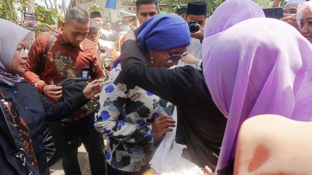 Menteri Kelautan dan Perikanan Susi Pudjiastuti mendapat kerudung sambutan di Pondok Pesantren S-PEAM Pasuruan, Jawa Timur, Minggu (4/11/2018). (Foto: Fitra Andrianto/kumparan)