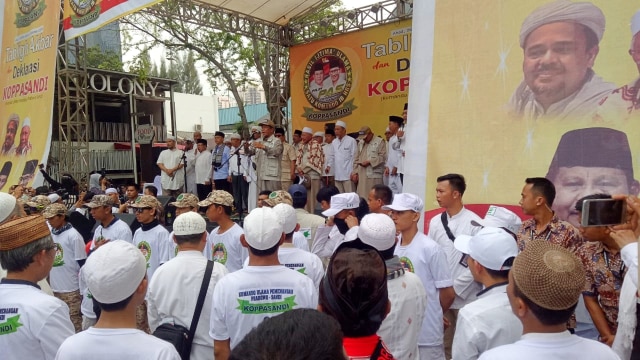 Prabowo bersama tamu undangan di Deklarasi Koppasandi, Minggu (4/11/2018). (Foto: Fahrian Saleh/kumparan)