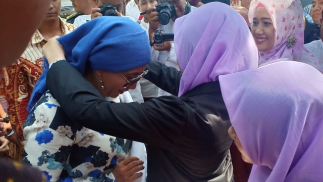 Susi dikalungi pashmina di Pondok Pesantren S-PEAM Pasuruan, Jawa Timur, Minggu (4/11/2018). (Foto: kumparan)