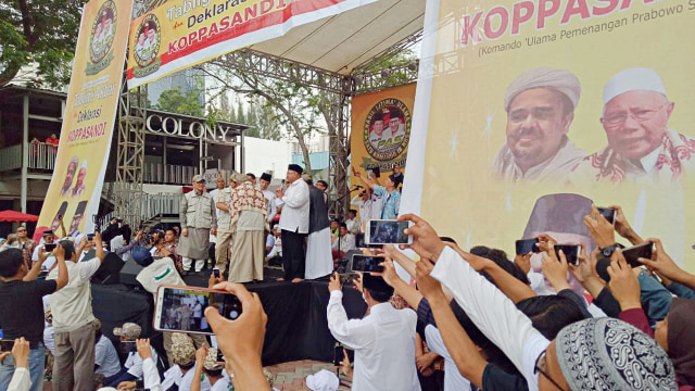 Prabowo mendapatkan rompi,  SK, dan topi bertuliskan kalimat tauhid dari Ketua Koppasandi, Minggu (4/11/2018). (Foto: Fahrian Saleh/kumparan)