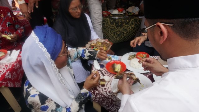 Menteri Kelautan dan Perikanan Susi Pudjiastuti makan ikan dan umbi-umbian. (Foto: Fitra Andrianto/kumparan)
