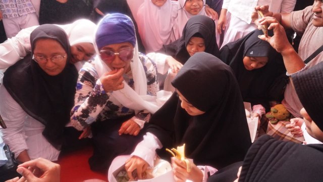 Menteri Kelautan dan Perikanan Susi Pudjiastuti makan ikan bersama santri. (Foto: Fitra Andrianto/kumparan)