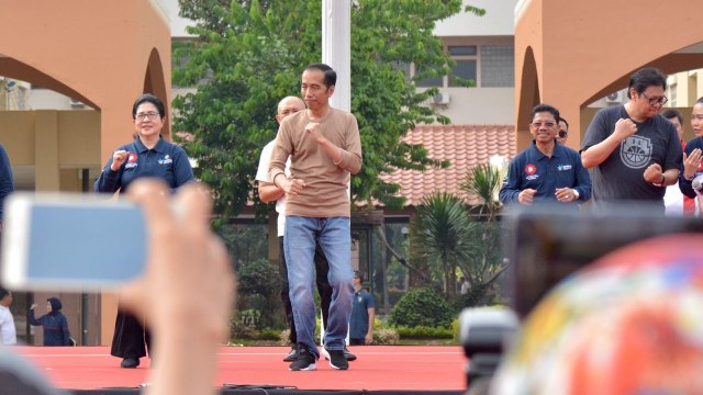 Jokowi senam bersama di Hari Kesehatan Nasional di Pusat Pemerintahan Tangerang, Minggu (4/11/2018). (Foto: Agus Suparto/Presidential Palace)